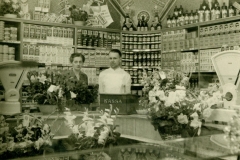 Datering 1950. Kuidenierswinkel en bakkerswinkel