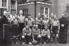 Datering 1954. Elftal van Concordia, voetbalclub van Huize Padua.