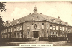 Datering 1920.  Oude hoofdingang / oude hoofdgebouw