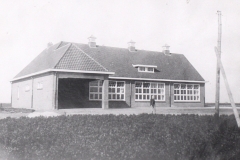 Datering 1933. Sint-Corneliusschool-te-St.-Jozefpeel-Venhorst.-achterkant-Voor-de-school-P.J.-Menne-hoofd-der-school.