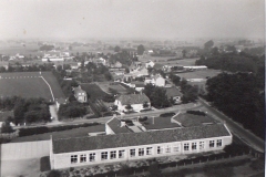 Datering 1965. Mariagaarde-aan-de-Bernhardstraat-gebouwd-in-1956.-Vooraan-de-Achterzijde-van-de-school-rechts-de-Burgtstraat-midden-de-Bernhardstraat-uiterst-links-het-sportterrein.