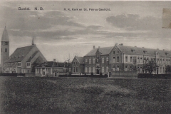 Datering onbekend. Gezien-vanuit-het-zuidoosten-van-links-naar-rechts-nieuwe-parochiekerk-gebouwd-in-1925-St.-Joseph-school-voor-meisjes-gebouwd-in-1924-in-1956-v.g.l.o.-school-St.-Petrusgesticht-zu