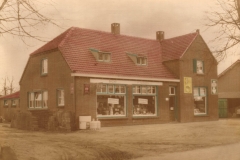 Datering 1961. Woning annex winkel ( Fifa ) van Pietje Thijssen