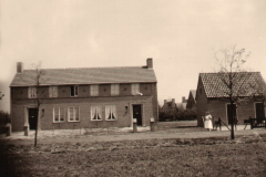 Datering 1953. Het nieuwe woonhuis van Wim en Riek van de Wetering