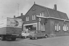 Datering 1975.  Boekos