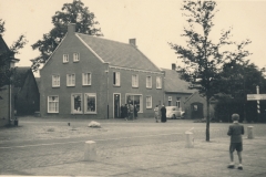 Datering 1953. Kruising Kerkstraat - Rutger van Herpenstraat.