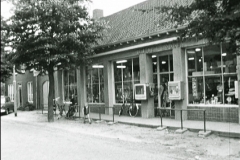 Datering 1964. Warenhuis / winkel van Arnold van de Hoogen.