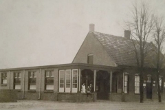 Datering 1935. Café, bakkerij en levensmiddelenwinkel van Hein Verhoeven aan de Volkelseweg.